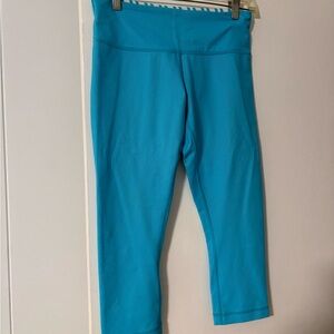 Lululemon women capri Blue active leggings/Bottoms, size 6